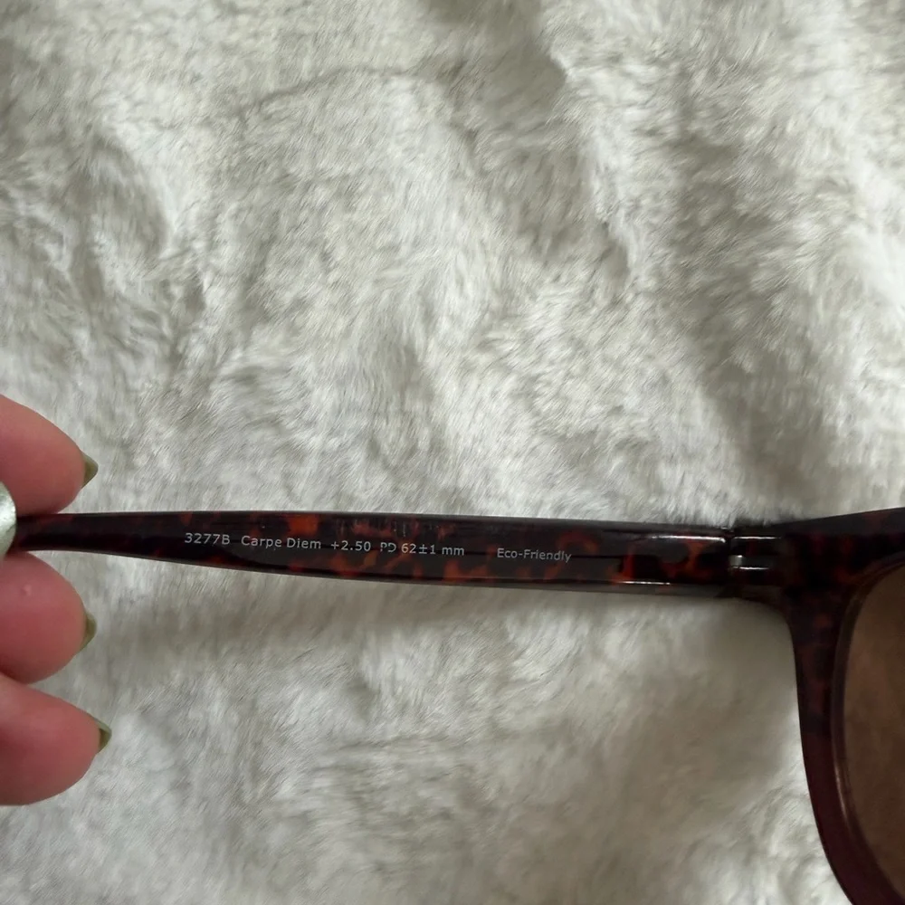 Leopard Tortoise/Red / Bifocal / 2.50 Women's Sunglasses with Vera Bradley case